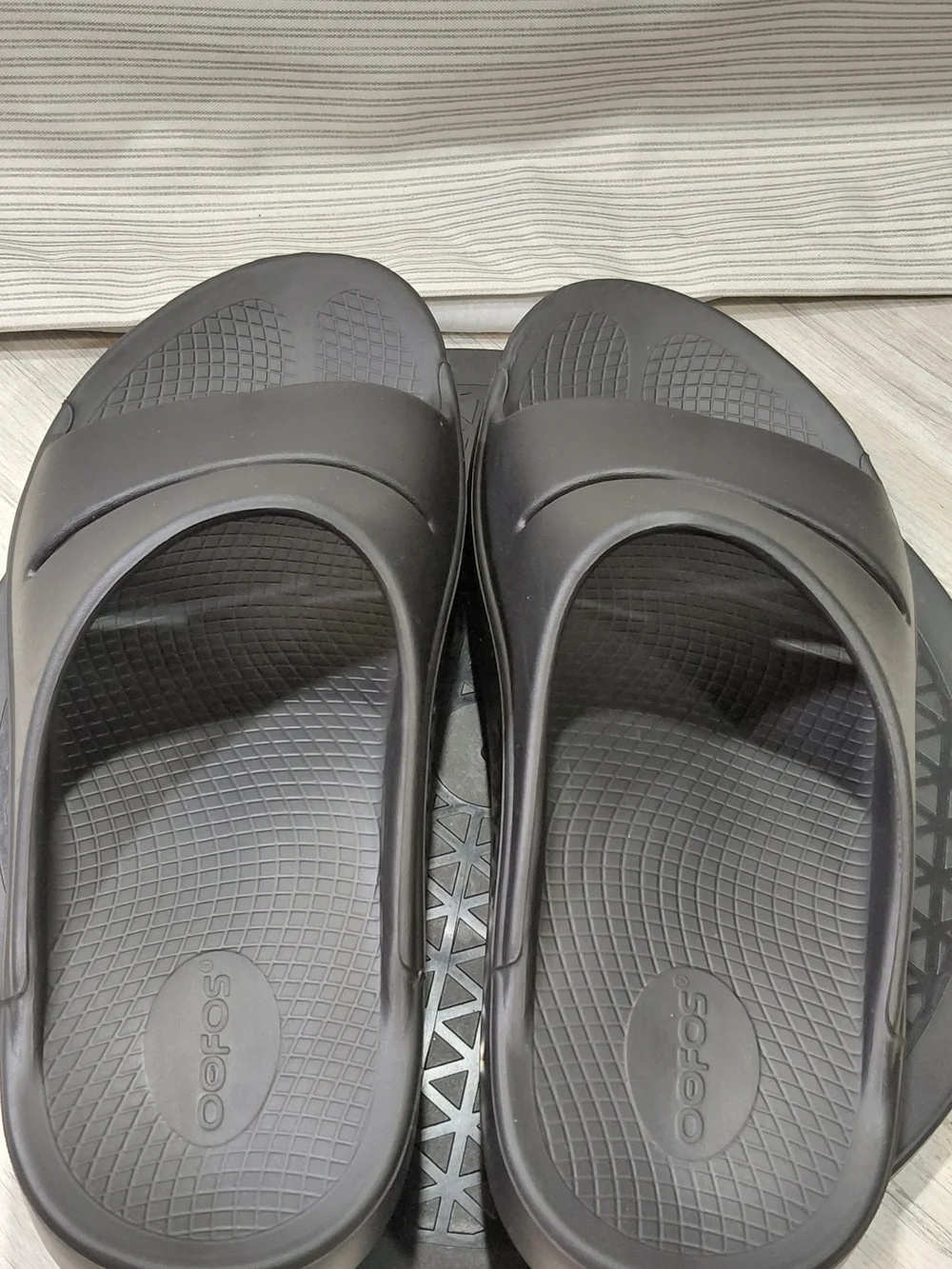 NEW OOFOS Mens OOahh Black Recovery Slide Sandal SIZE 11